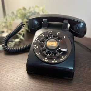 vintage Illinois Bell Co. rotary phone